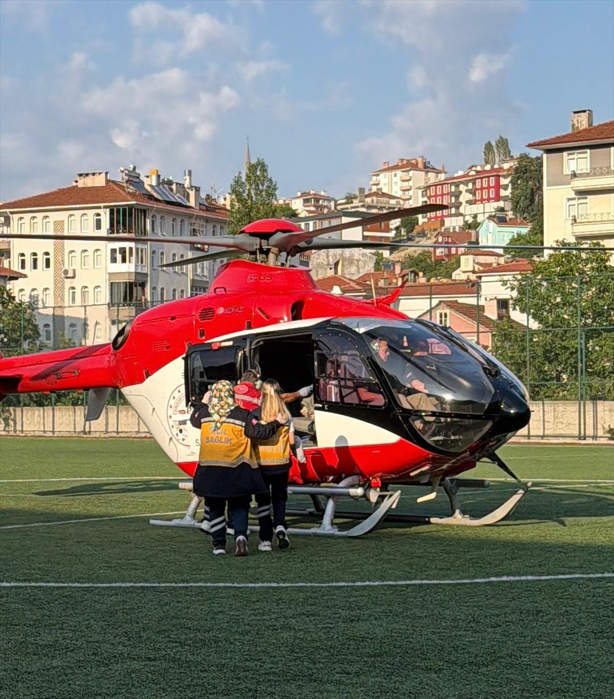 Kastamonu'da ambulans helikopter üzerine kaynar su dökülen bebek için havalandı
