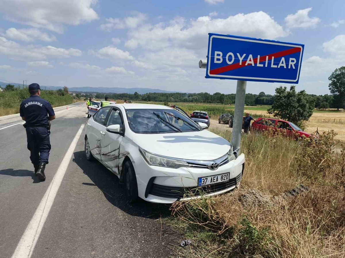 Kastamonu’da otomobil traktörle çarpıştı: 2 yaralı