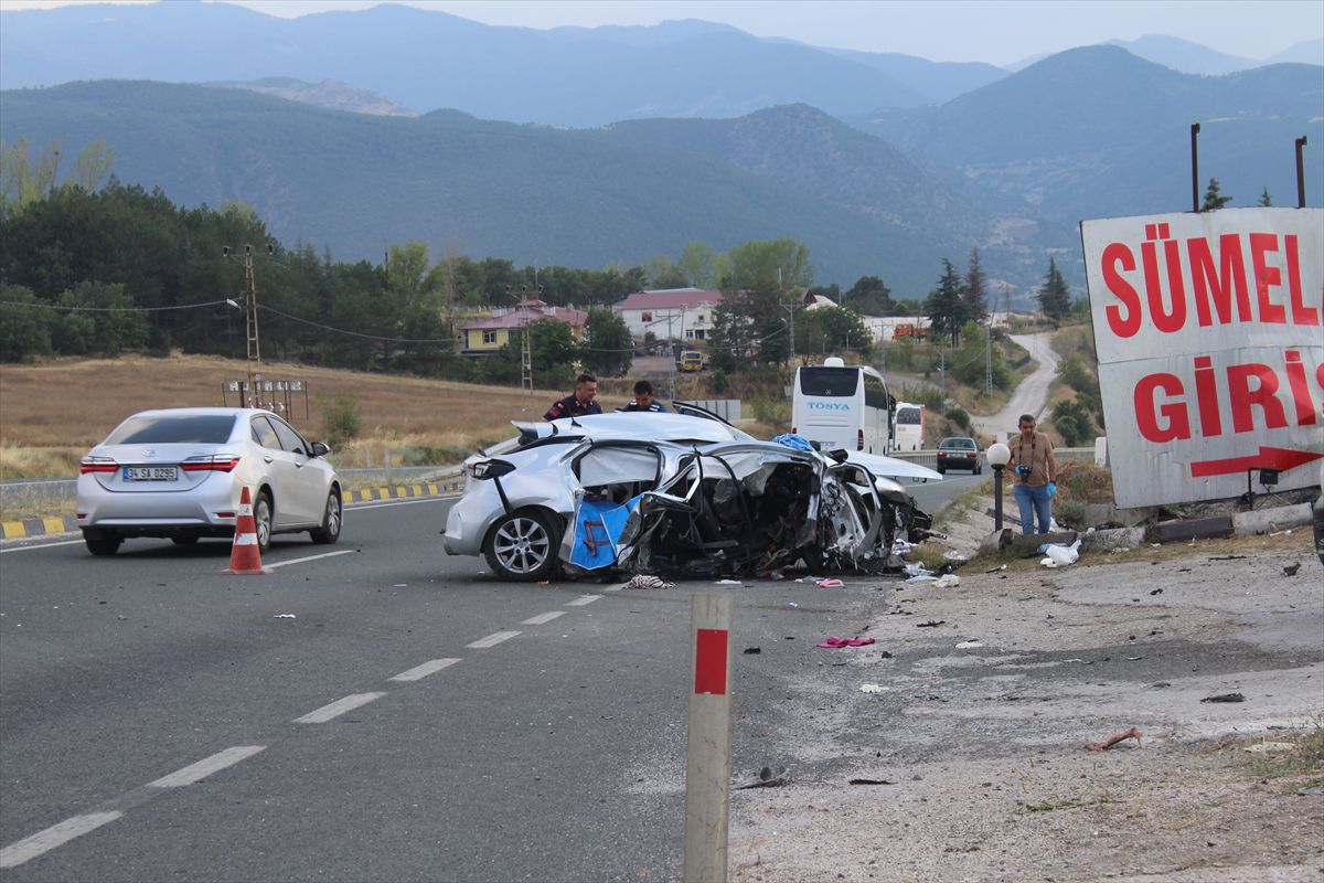 Kastamonu'da otomobilin menfeze çarparak devrildiği kazada 2 kişi öldü, 4 kişi yaralandı