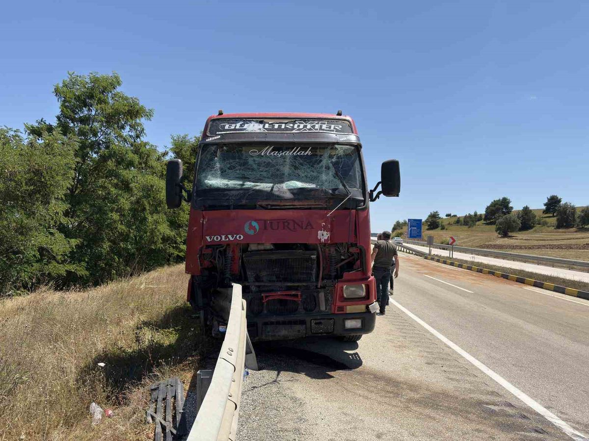 Kastamonu'da tır ile çarpışan traktörün sürücüsü hayatını kaybetti