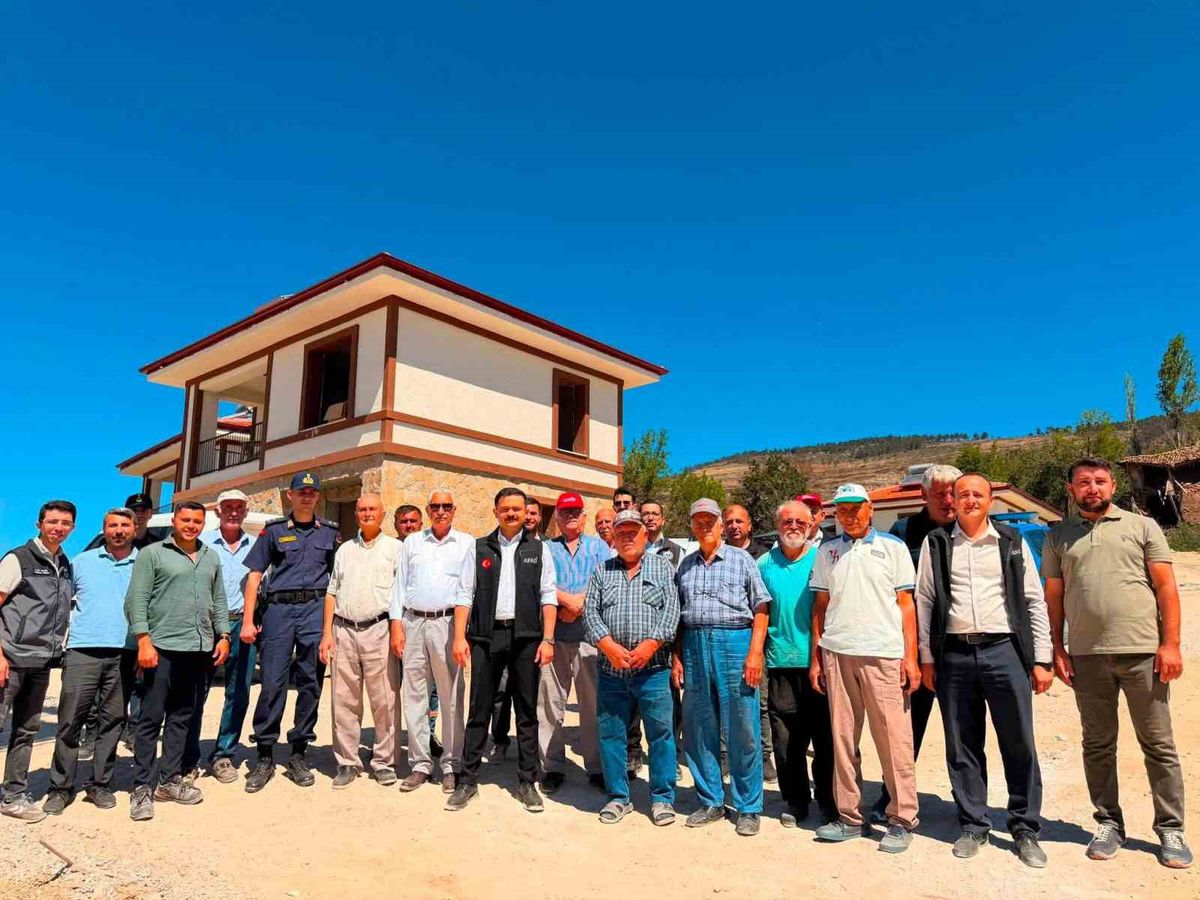 Kaymakam Titiz yangın bölgesinde yapımı süren konutları inceledi