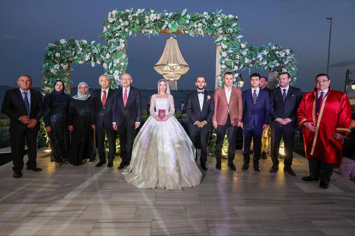 Kılıçdaroğlu, AK Parti Milletvekili Seyithan İzsiz ile birlikte nikah şahitliği yaptı