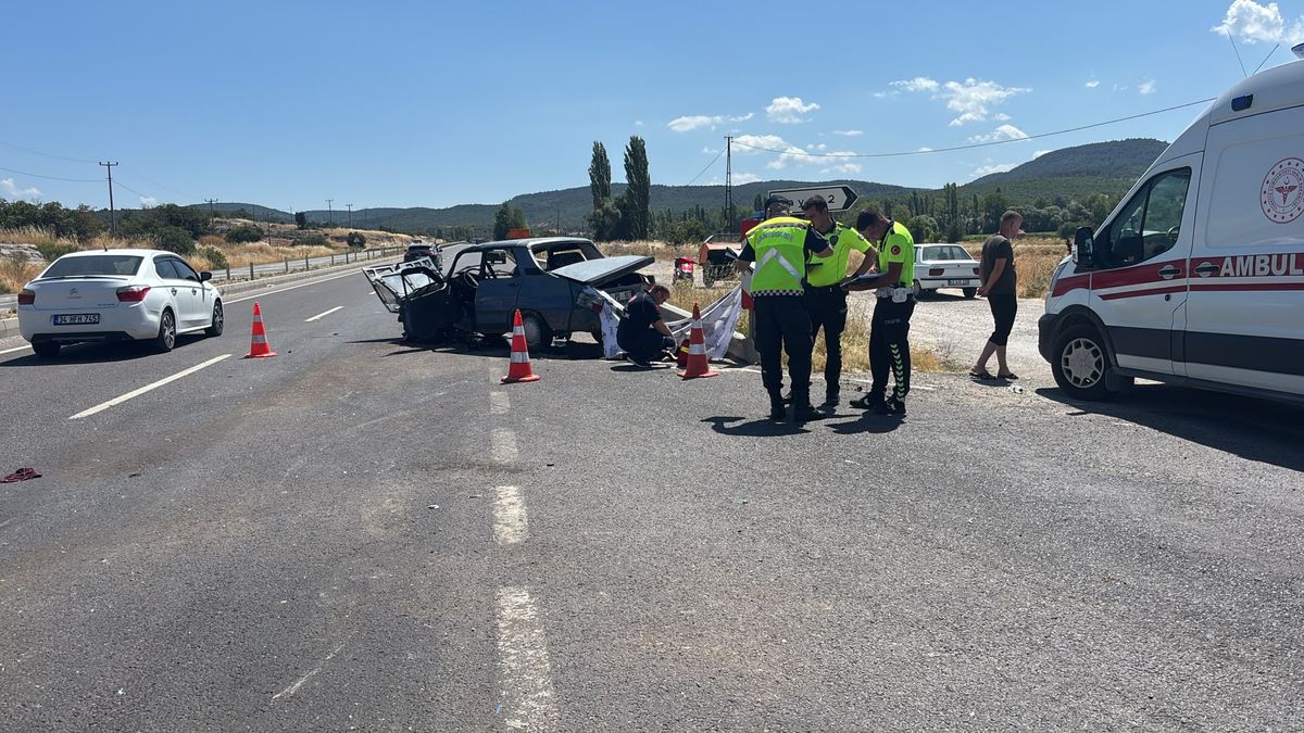 Kütahya'da 2 otomobil çarpıştı; 1 ölü, 1'i çocuk 4 yaralı