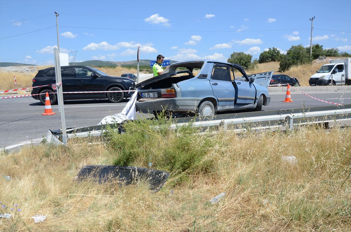 Kütahya'da 2 otomobilin çarpıştığı kazada 1 kişi öldü, 4 kişi yaralandı
