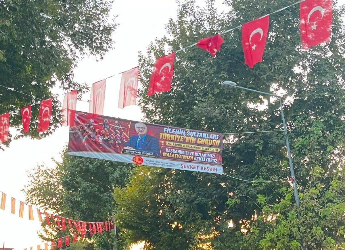 MESOB’dan Filenin Sultanları ve Mehmet Akif Üstündağ’a kutlama pankartı