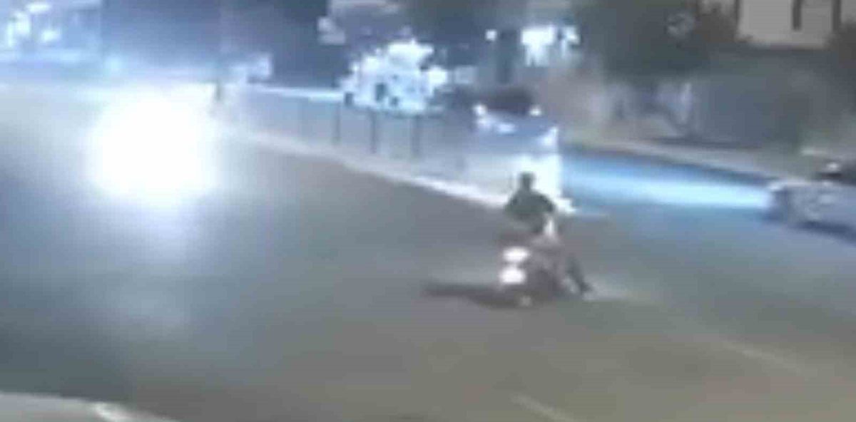 Motosikletteki 2 kişinin ölümden döndüğü kaza kamerada