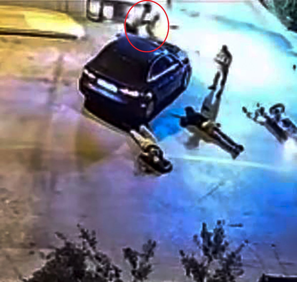 Otomobiliyle motosiklete çarptı, kaputtaki çocuğu indirip yaralıları ezerek kaçtı; o anlar kamerada