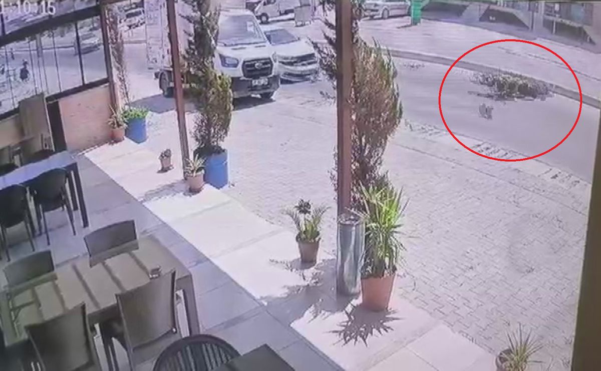 Otomobille çarpışan motosikletlinin havada takla attığı anlar kamerada