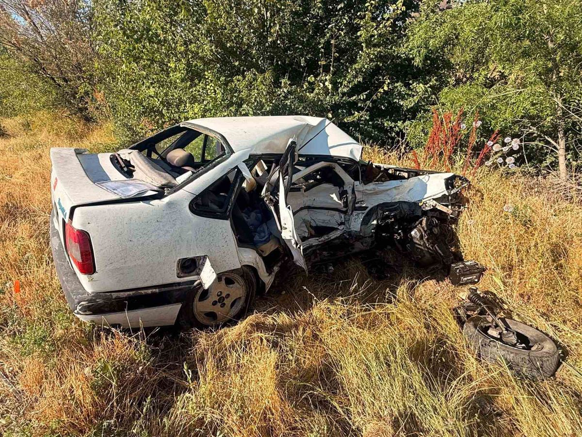 Otomobillerin çarpıştığı kazada bir kişi öldü 3 kişi yaralandı