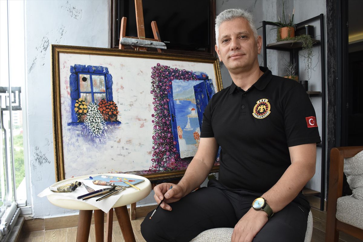 Polis memuru, mesai sonrası resim tutkusuyla tuval başına geçiyor