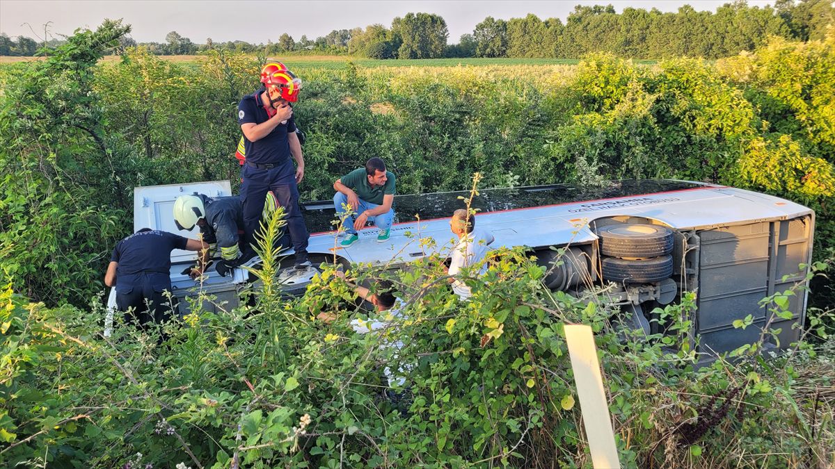 Samsun'da halk otobüsünün devrilmesi sonucu 15 kişi yaralandı