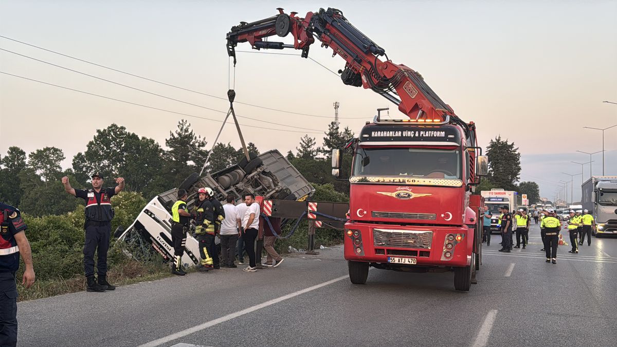 Samsun’da özel halk otobüsü şarampole devrildi: 21 yaralı