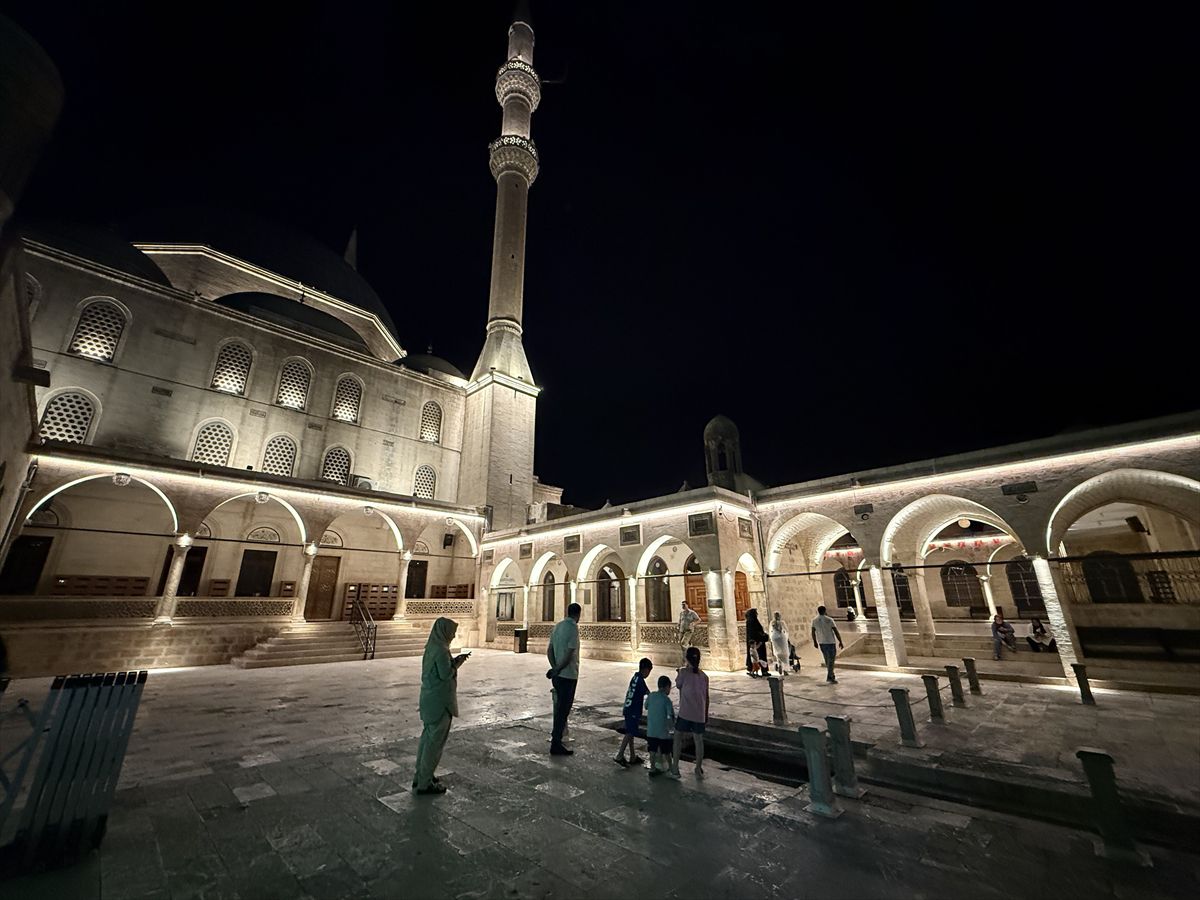 Şanlıurfa'da kavurucu sıcaklar Balıklıgöl'e gece ziyaretlerini artırdı