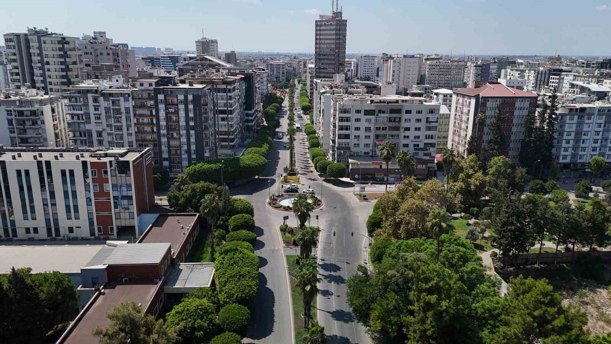 Sıcak hava Adana’nın simge noktalarını sessizliğe bürüdü