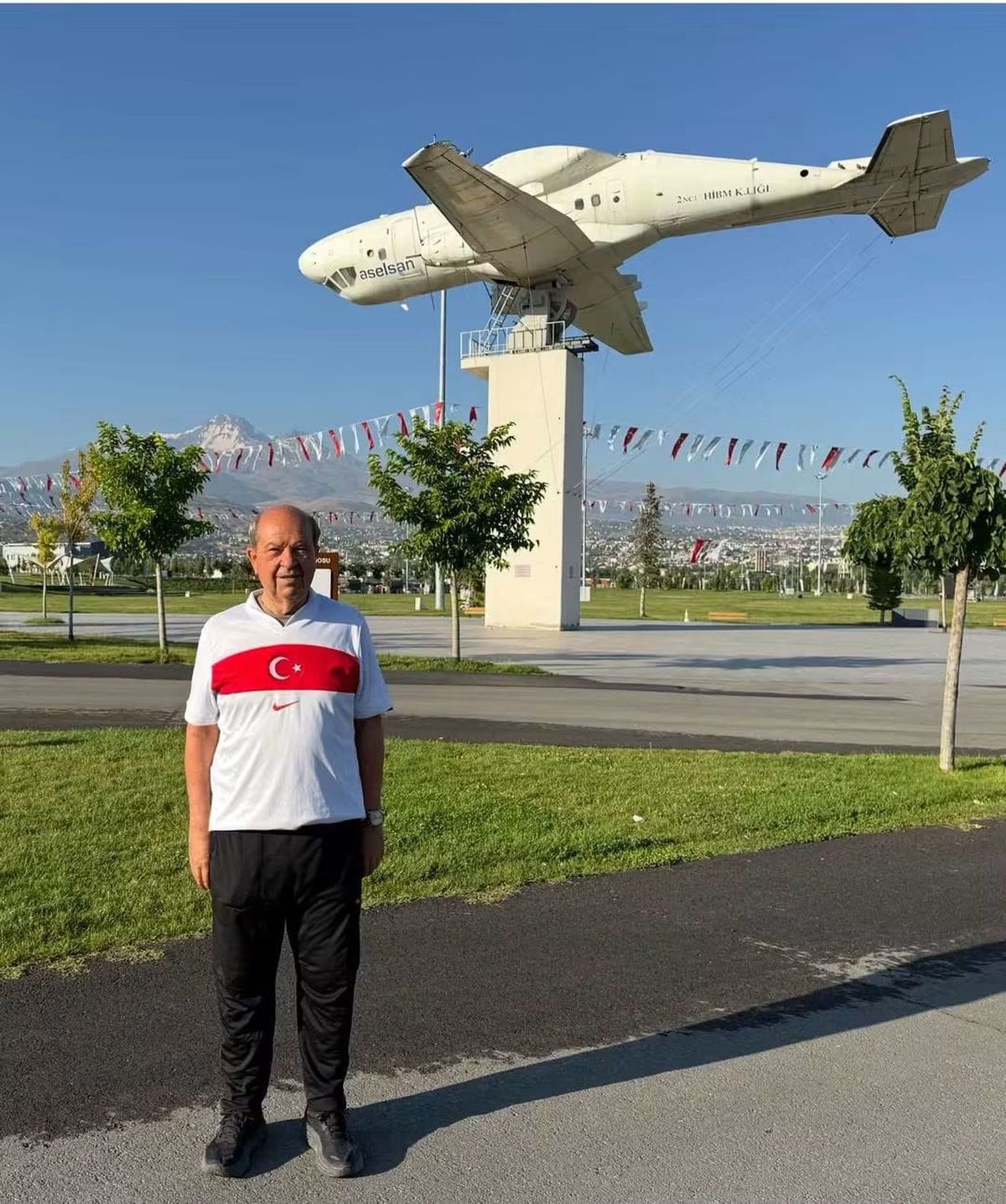 Tatar, Kıbrıs Barış Harekatı’ndan dönen uçakların indiği yerden paylaşım yaptı