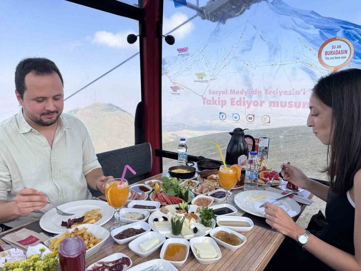 Teleferikte kahvaltı keyfi