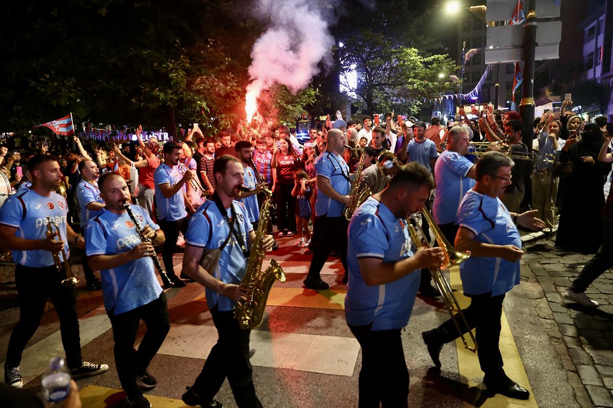 Trabzonspor'un 59. yılına özel 'Bordo-Mavi Fener Alayı' düzenlendi