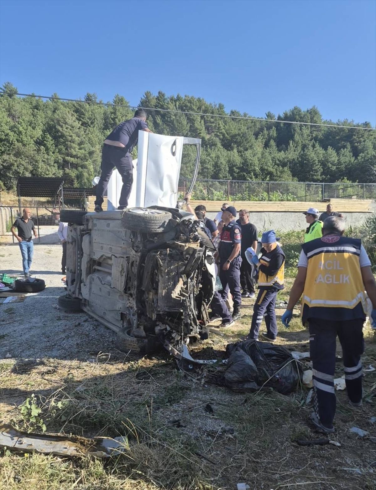Uşak'ta devrilen otomobildeki 1 kişi öldü, 3 kişi yaralandı
