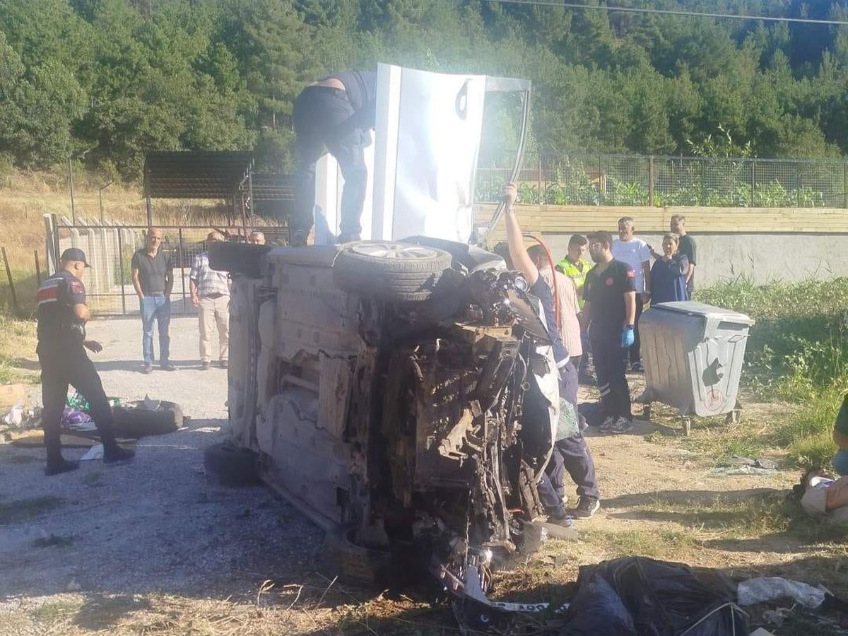 Uşak’ta otomobil karşı şeride geçip devrildi: 1 ölü, 3 yaralı