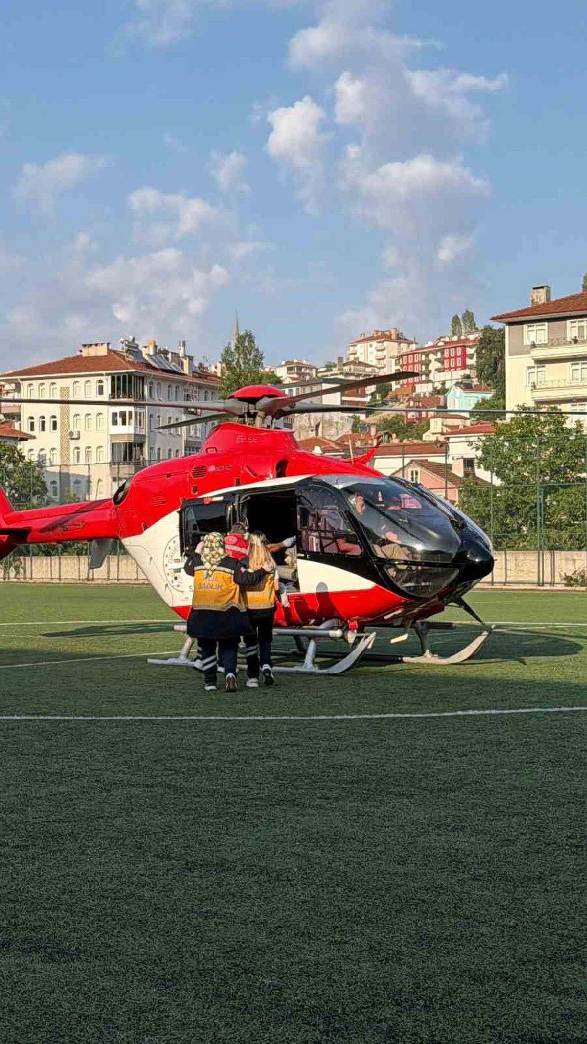 Üzerine kaynar su dökülen bebek için helikopter ambulans havalandı