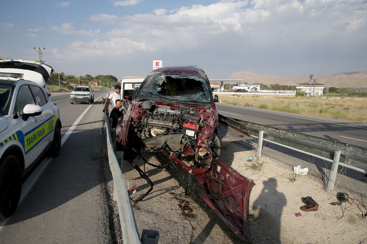 Van'da refüjdeki bariyere çarpan otomobildeki 4 kişi yaralandı