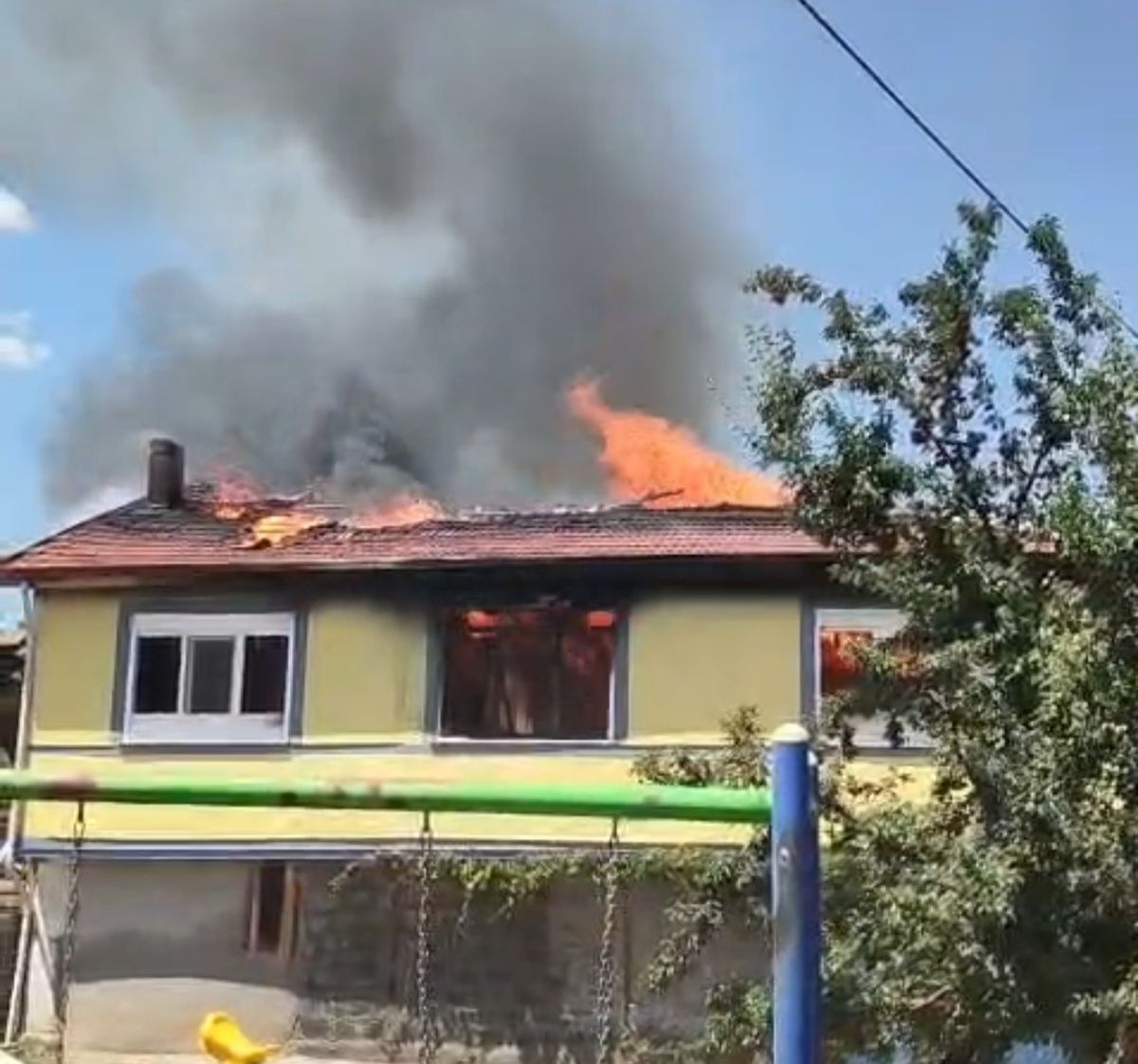 Yangında iki katlı ev kullanılamaz hale geldi