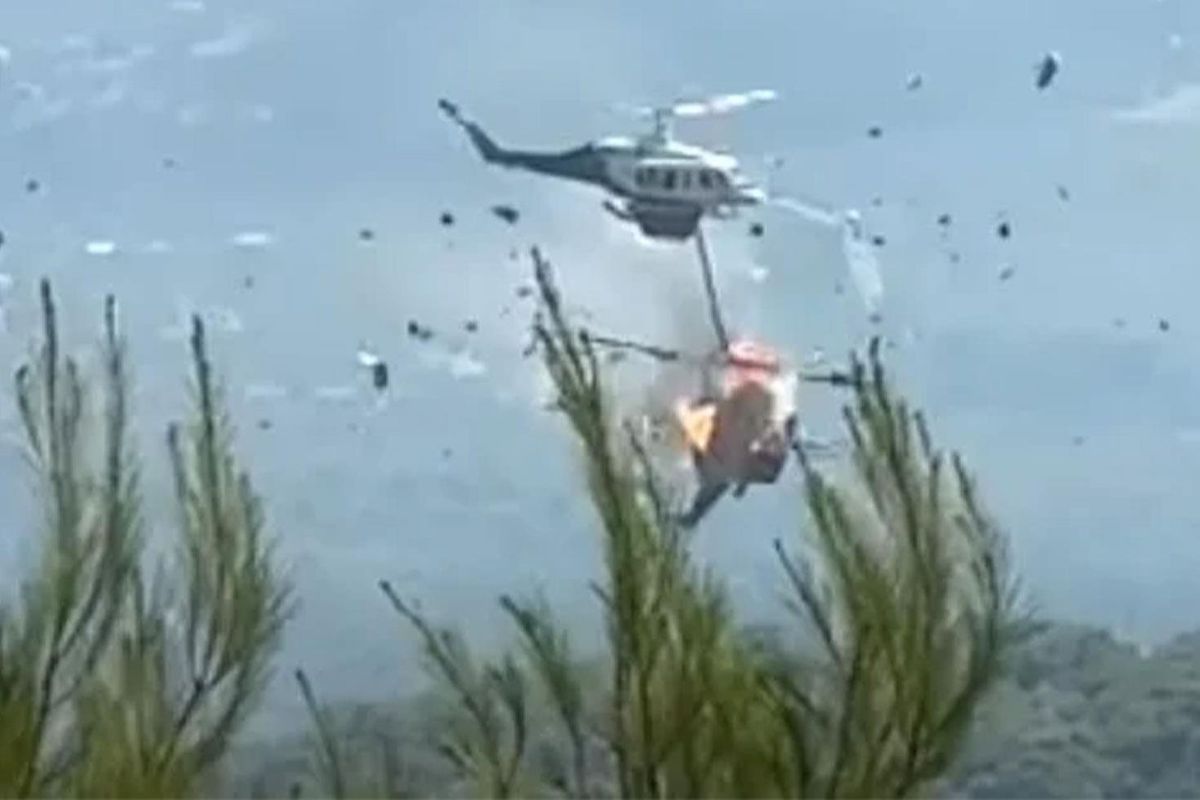 Yunanistan'da orman yangınlarına müdahalede facia: 2 helikopter havada çarpıştı
