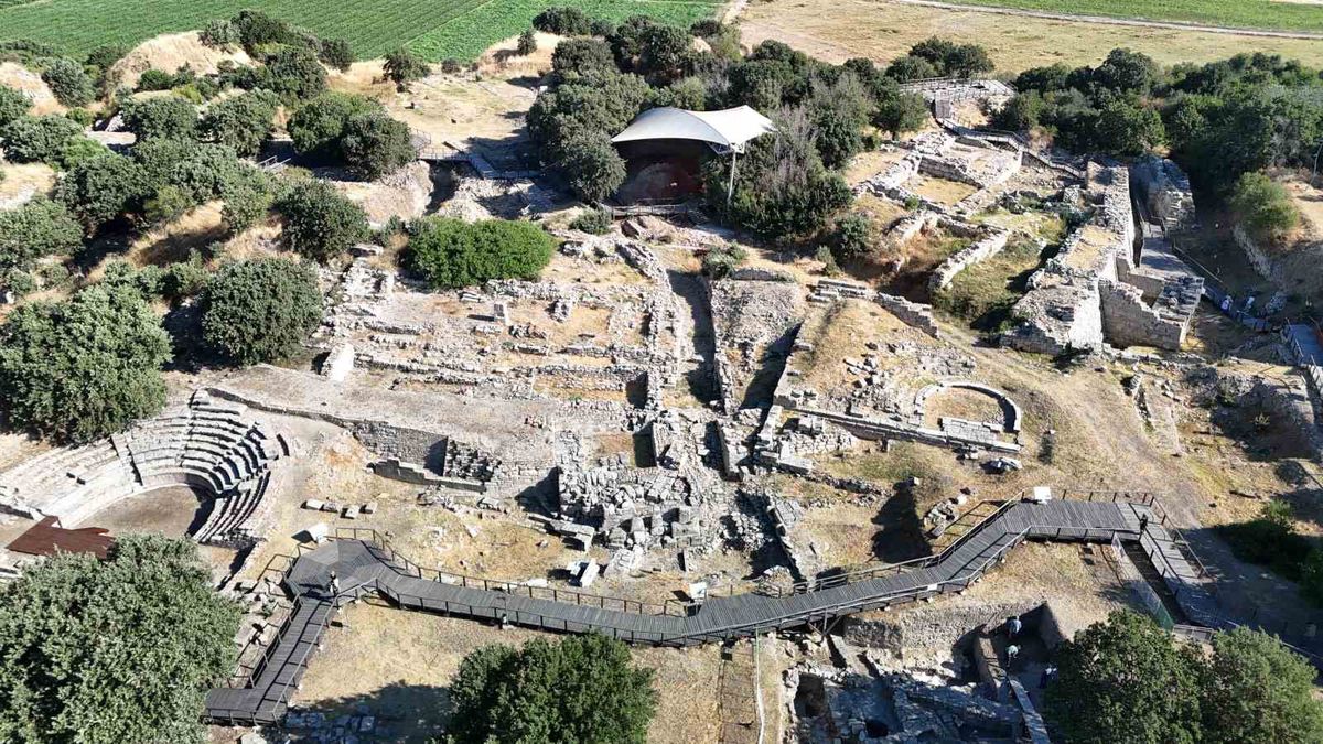 5 bin 600 yıllık medeniyete ev sahipliği yapan Troya Ören Yeri Kazılarında, Troya Savaşı’nın izleri aranıyor