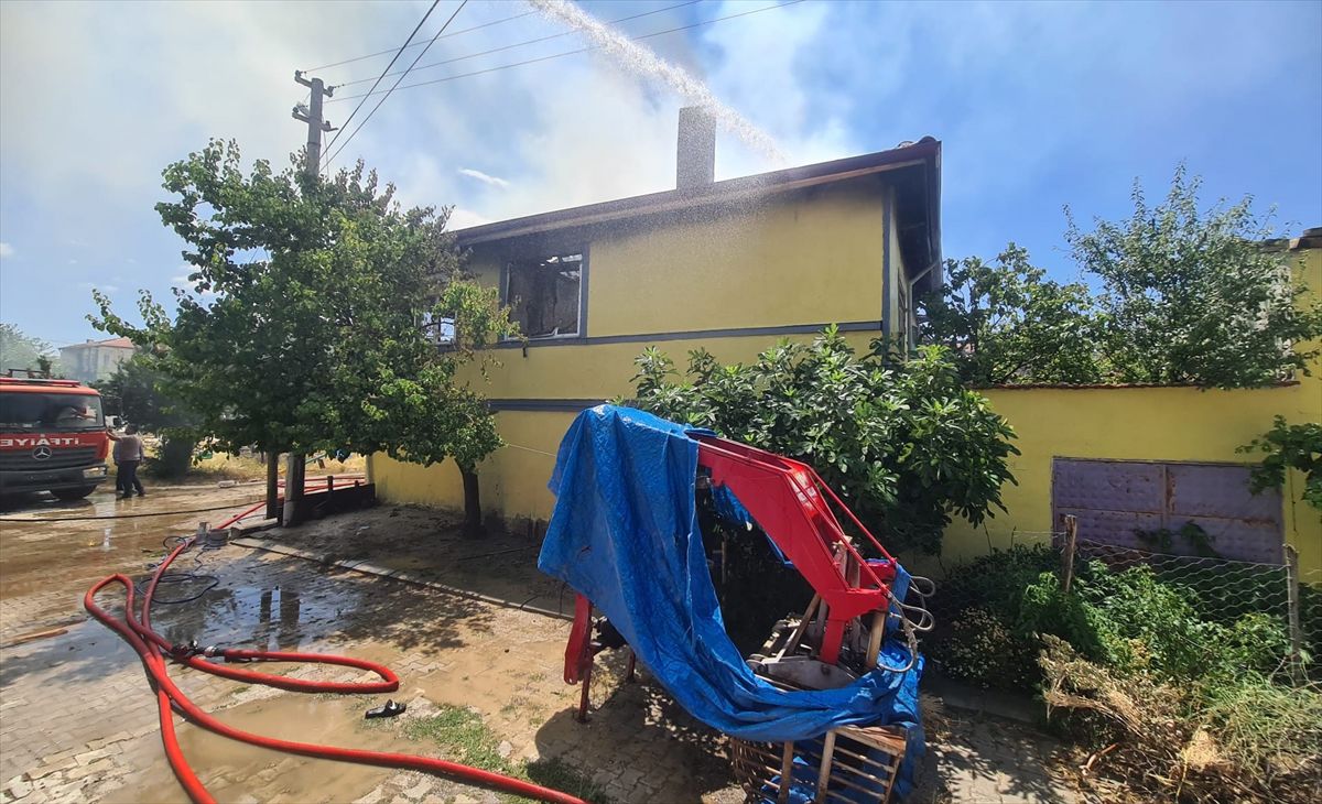 Afyonkarahisar'da evde çıkan yangın söndürüldü