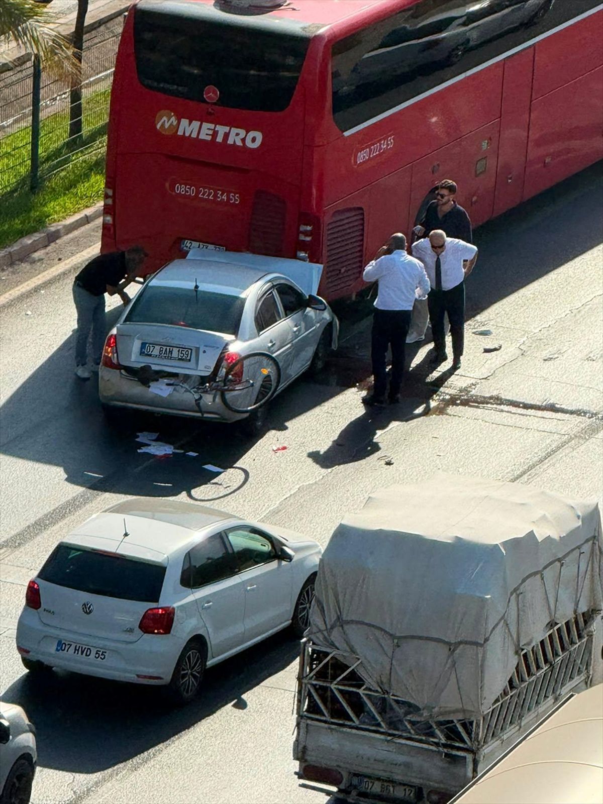 Alanya'da Otomobil-Otobüs Çarpıştı: 1 Yaralı