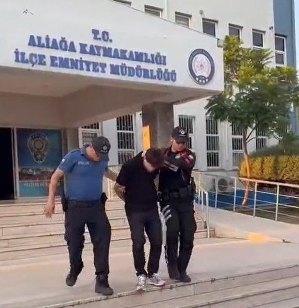 Aliağa'da 23 Yıl Hapis Cezalı Dolandırıcı Yakalandı
