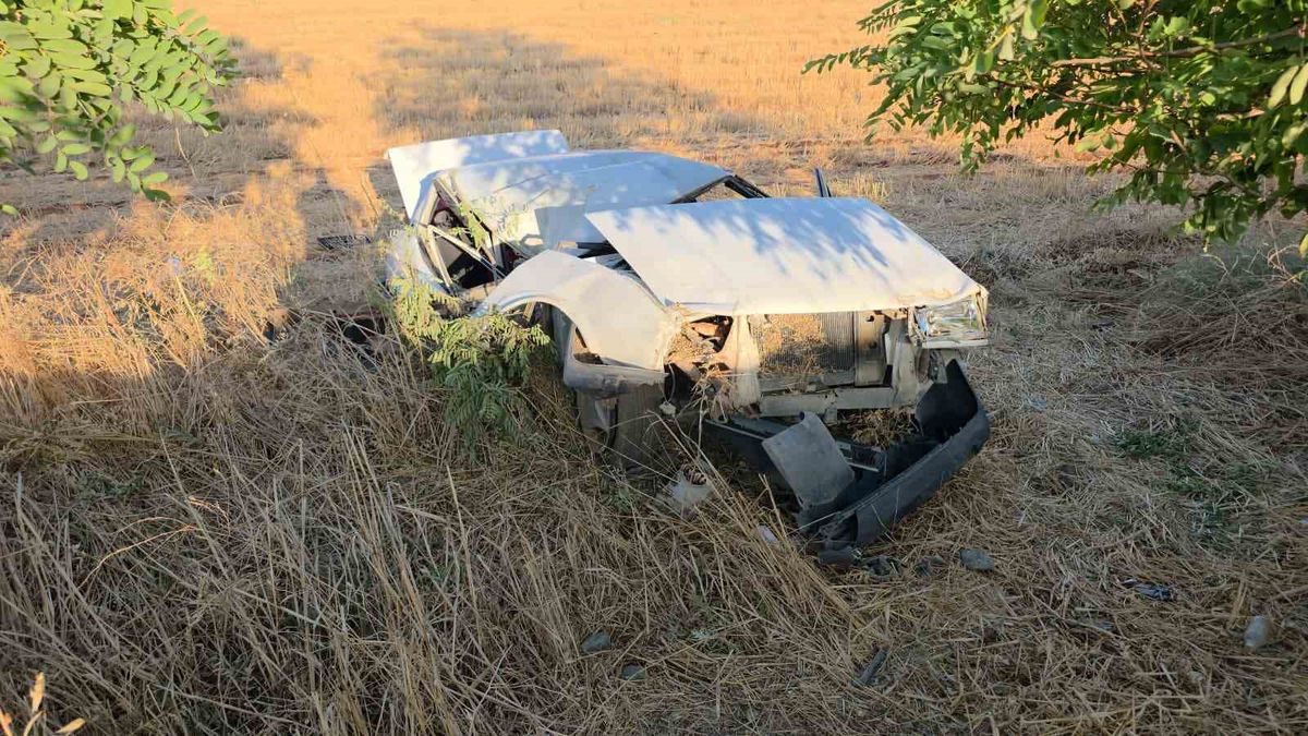 Alışveriş sonrası kaza yapan sürücünün Tofaş’ı hurdaya döndü