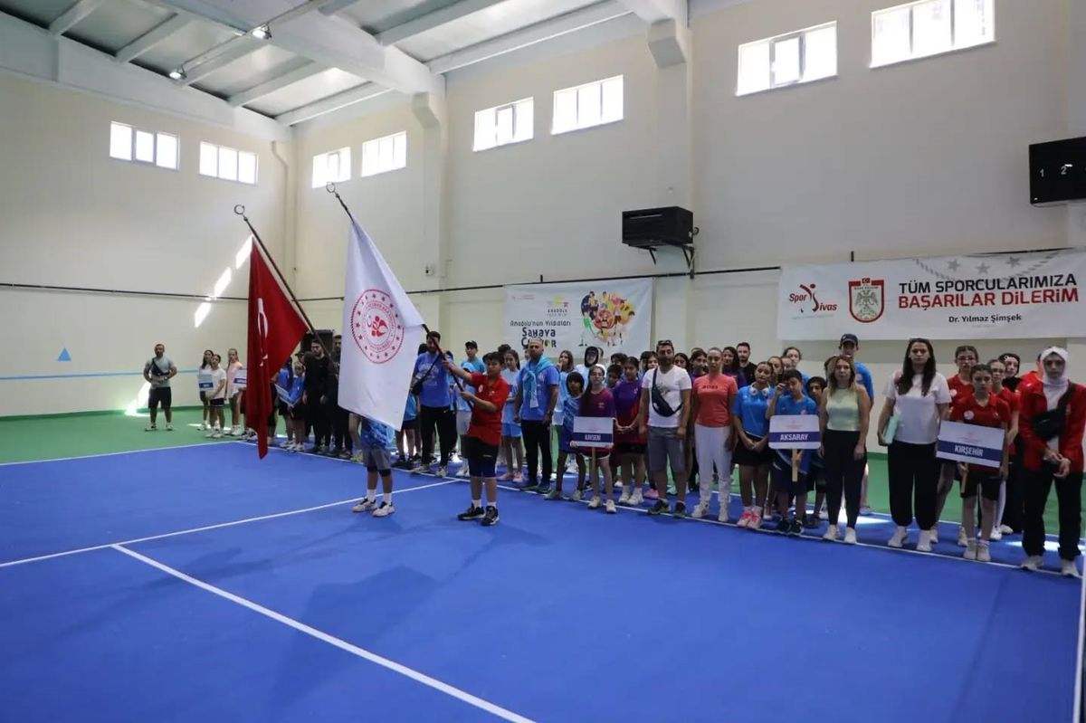 Sivas'ta Tenis Heyecanı: 8 İlden 90 Sporcu Kortlarda