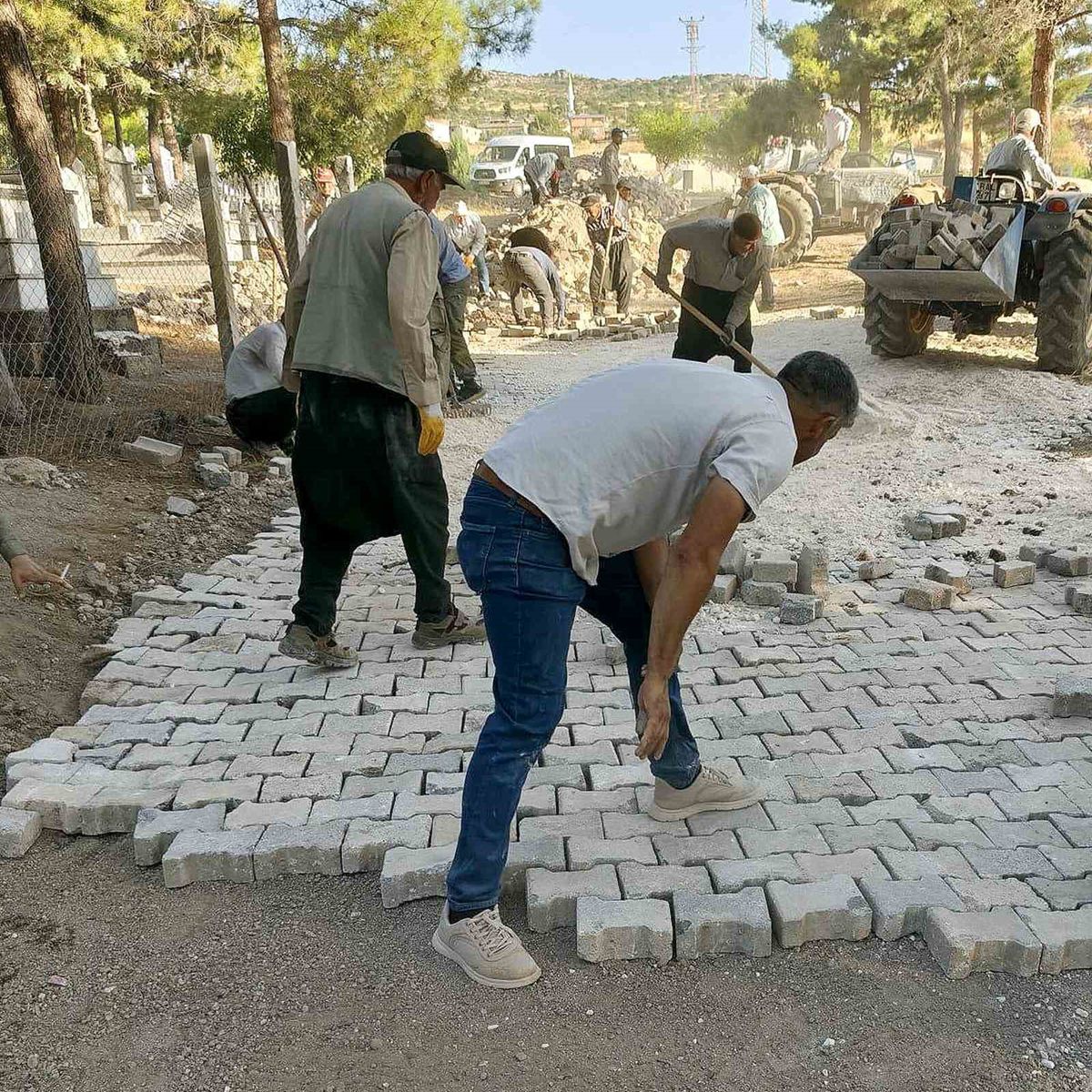Emirhaydar Mahallesi'nde İmece Usulü Mezarlık Yenilemesi