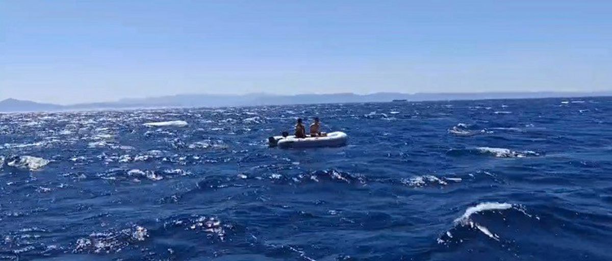 Ayvalık'ta Sürüklenen Lastik Bottaki 2 Kişi Kurtarıldı