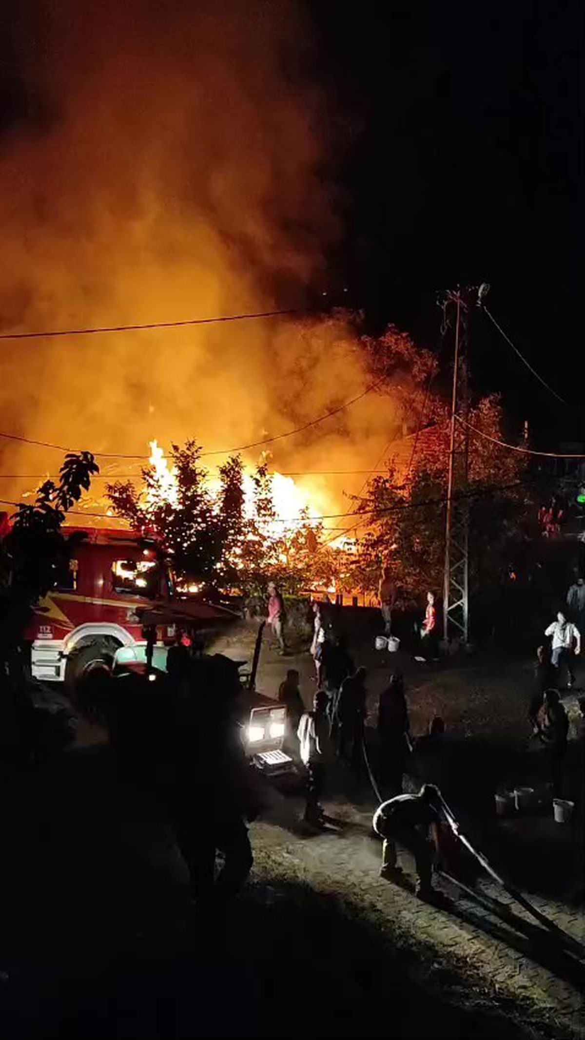 Acıpayam'da Gece Yarısı Yangın: İki Ev Kül Oldu