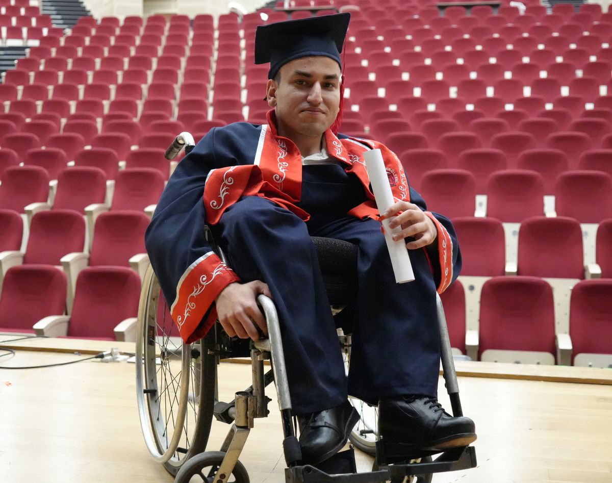 Engelli genç, babasının desteğiyle edebiyat fakültesini bitirdi