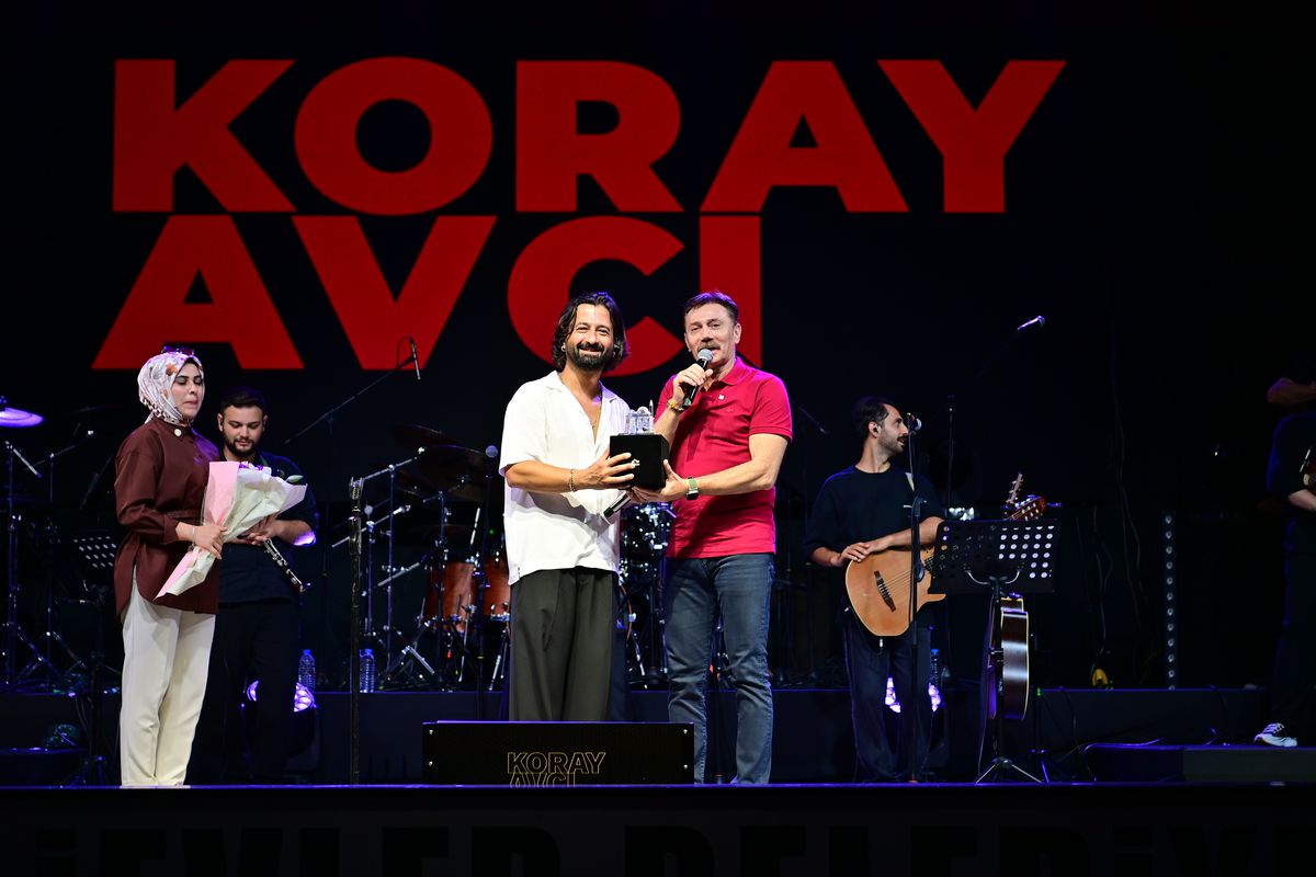 Bahçelievler Yaz Festivali’nde Koray Avcı sahne aldı