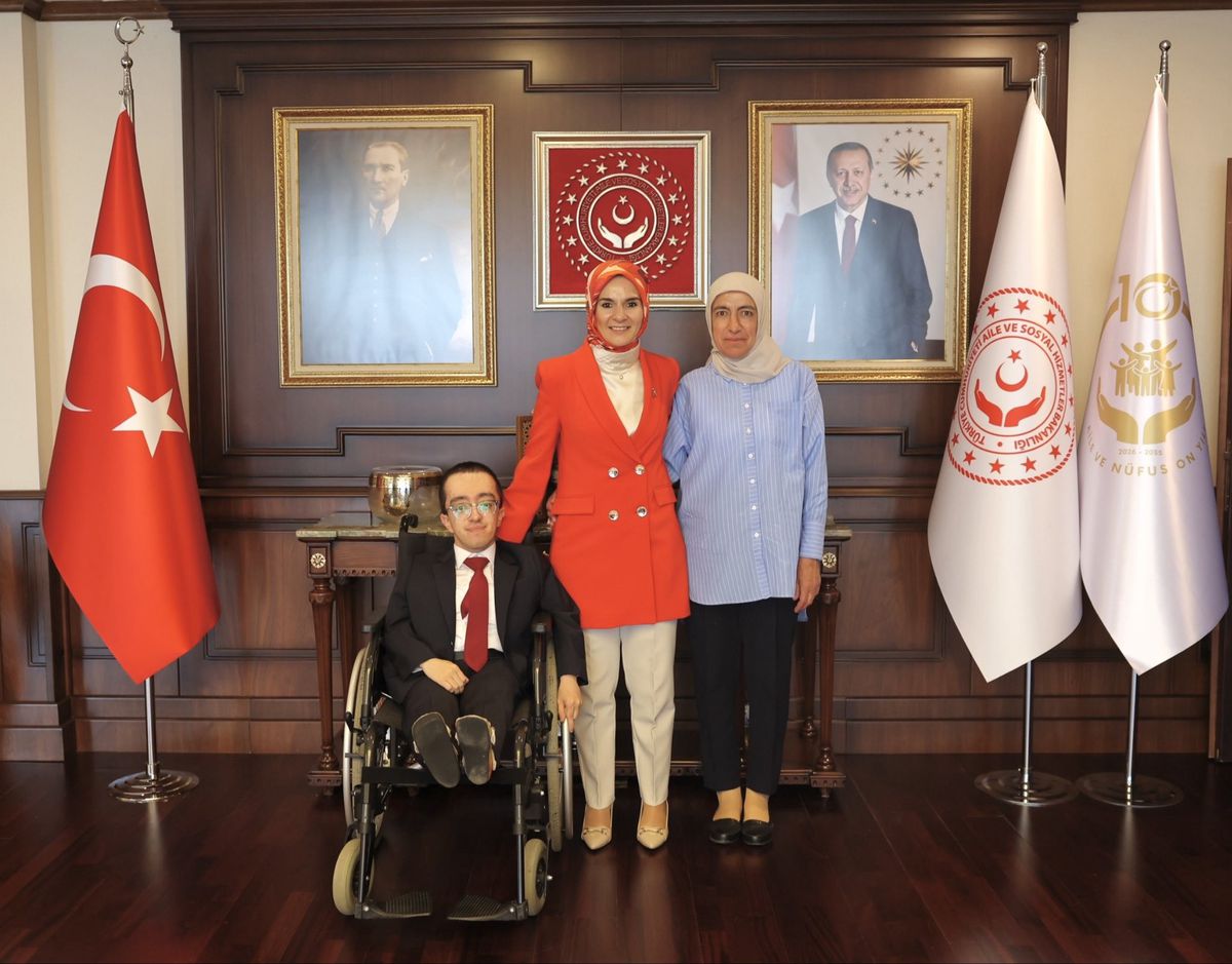 Bakan Göktaş, cam kemik hastalığıyla mücadele eden Dr. Hamza Mesut Ağır'ı ağırladı