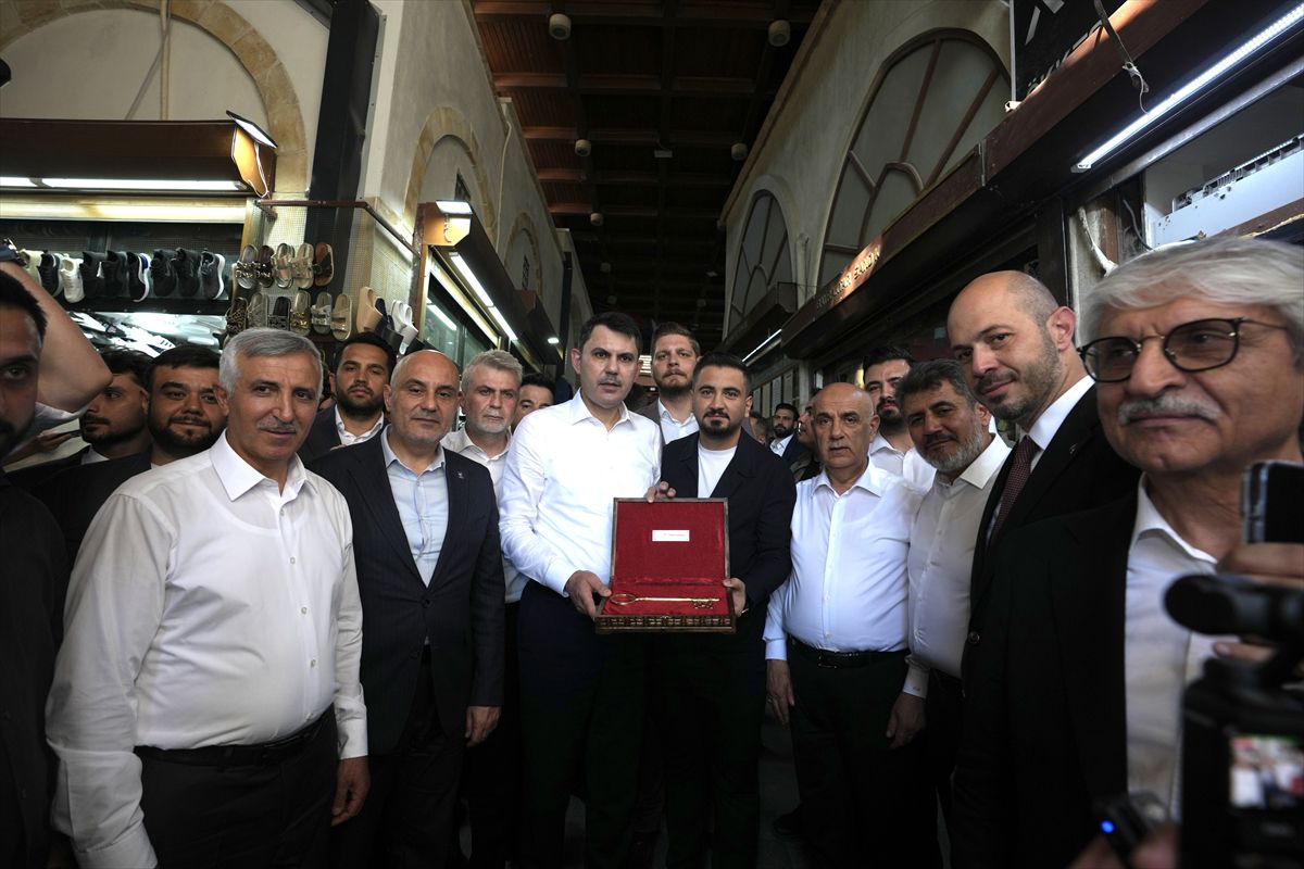 Bakan Kurum'a Kahramanmaraş'ta yeniden ihya edilen Kapalı Çarşı'nın sembolik anahtarı verildi