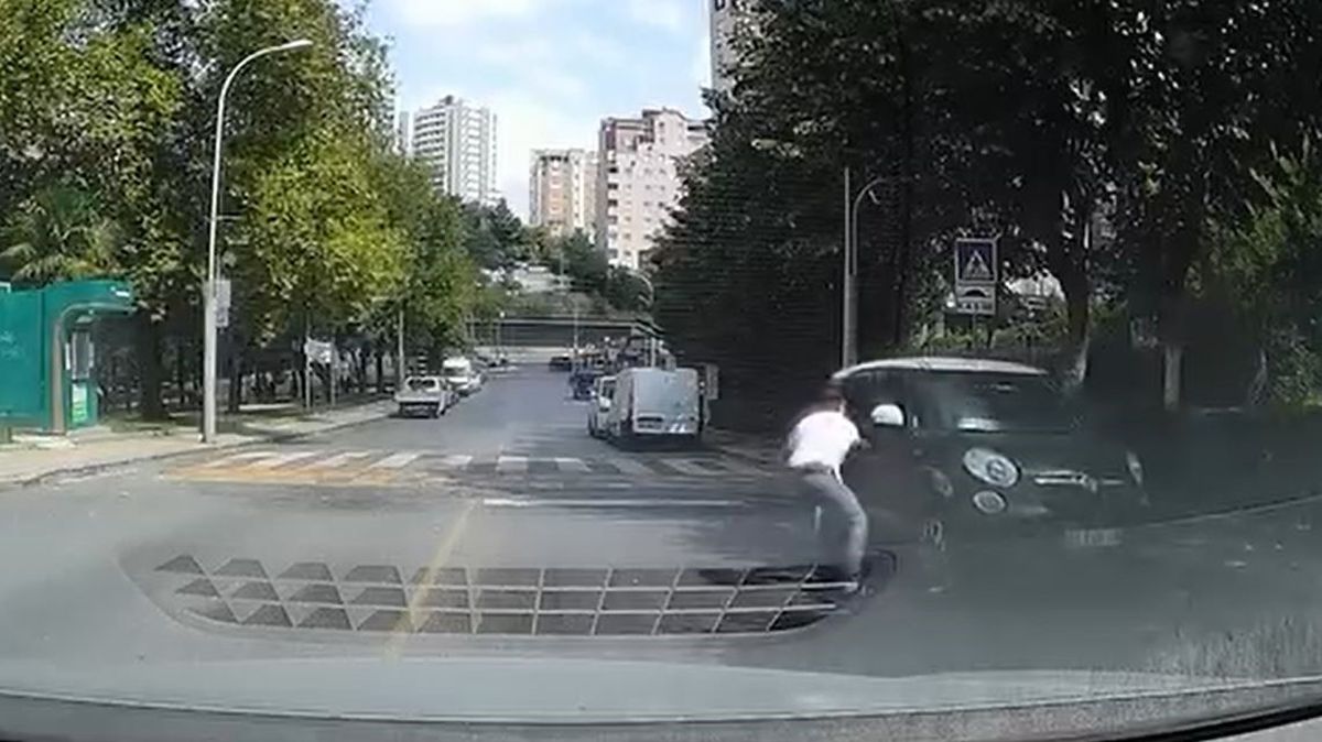 Duyarlı sürücü kayan otomobili durdurdu