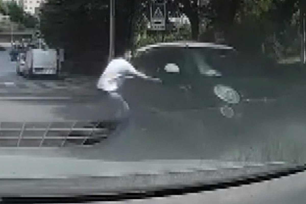 Yokuştan kayan aracı fark edip otomobilinden inerek koştu, kaputundan tutarak durdurdu