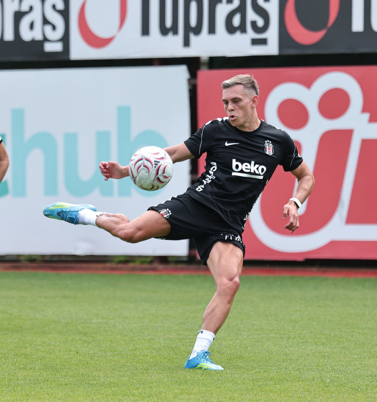 Beşiktaş'ta Trossard İlk Antrenmana Çıktı