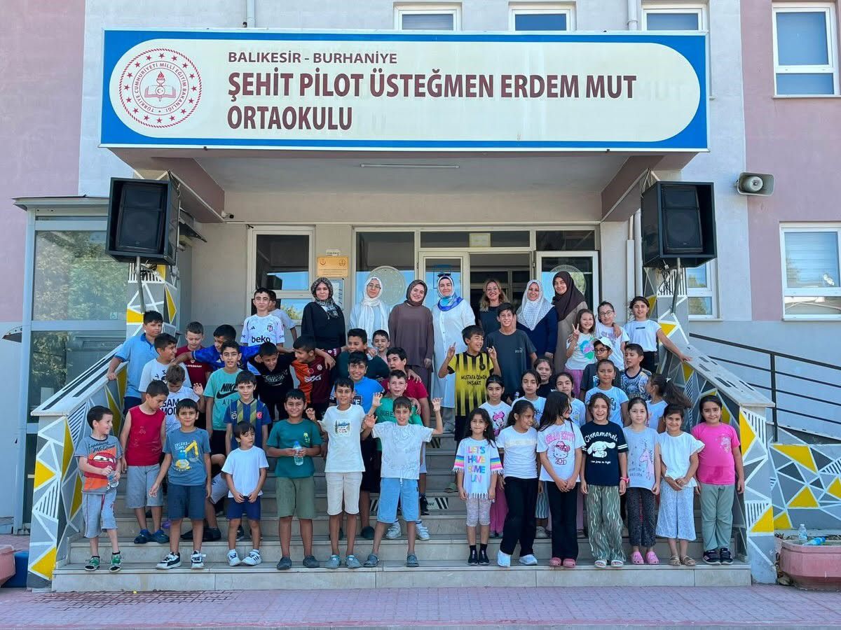 Bahçelievler Mahallesi Muhtarı Yasemin Kozan'dan Öğrencilere İkram