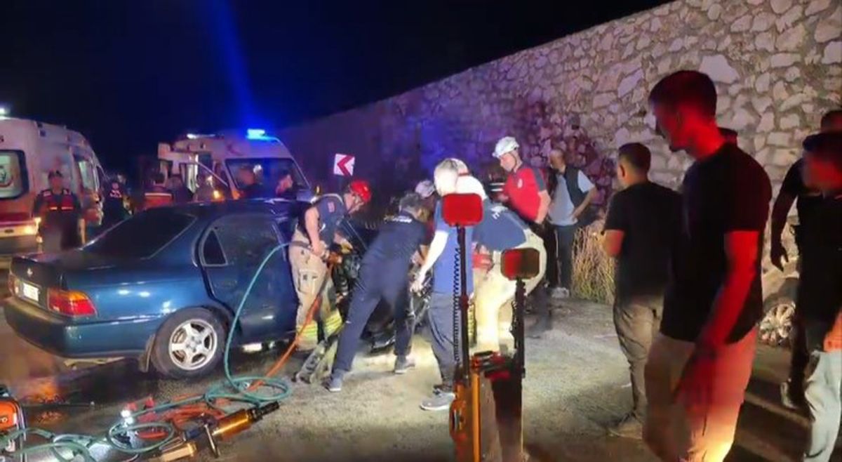 Bursa’da iki otomobil kafa kafaya çarpıştı: 5 yaralı, 2 ölü