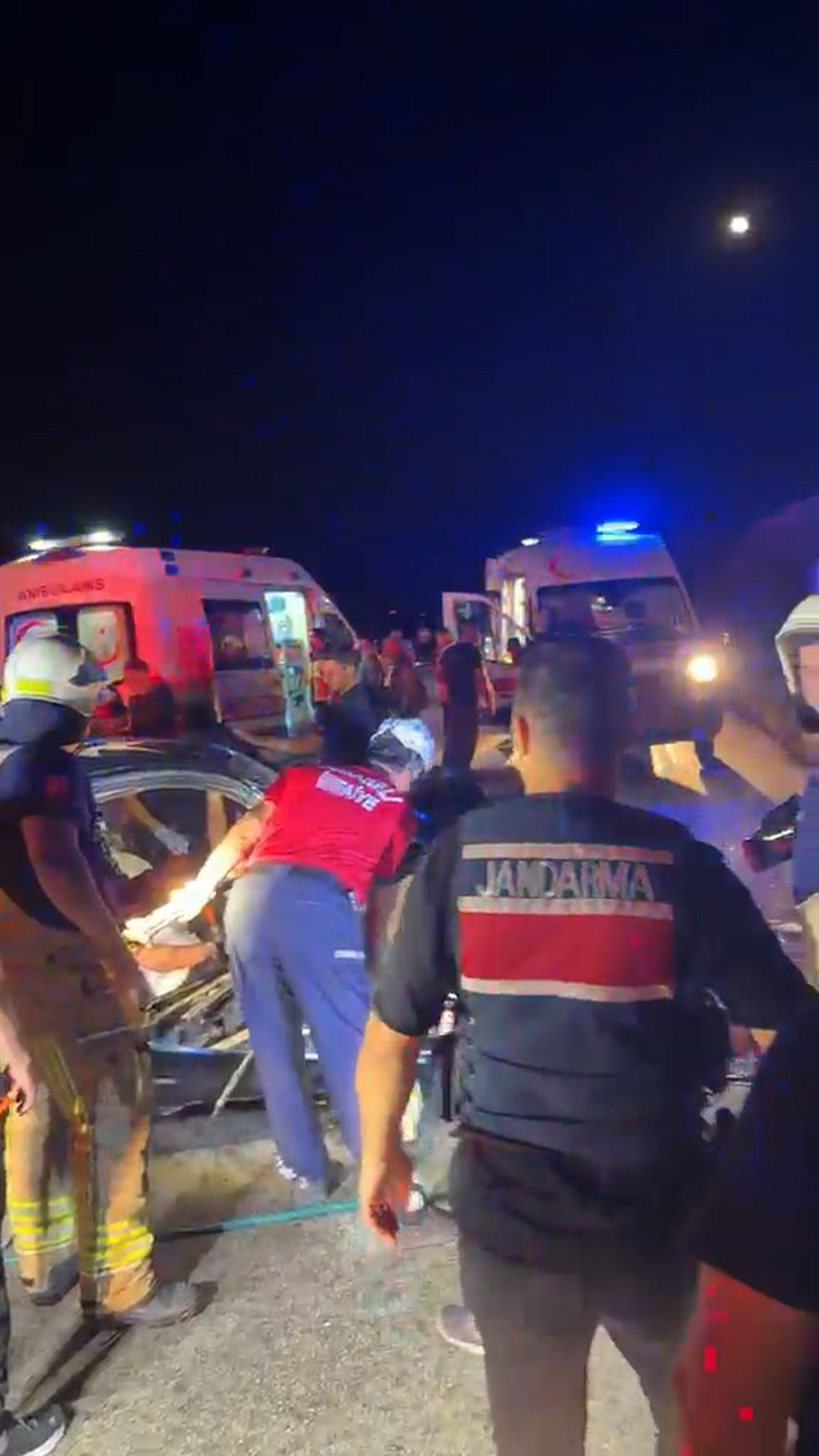 Bursa'da iki otomobil kafa kafaya çarpıştı: Anne ve kızı öldü, 2'si jandarma 5 yaralı