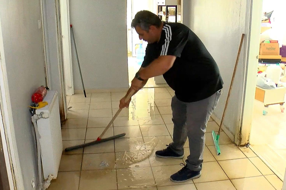 Büyükçekmece'de daireden akan su alt kattaki eve sızdı: 3 aydır çekpasla temizliyoruz