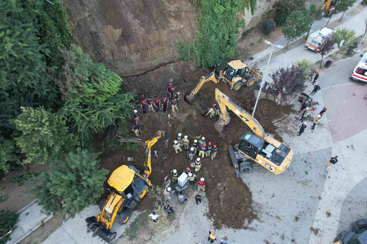 Büyükçekmece'de Toprak Kayması: 2 Kişi Göçük Altında