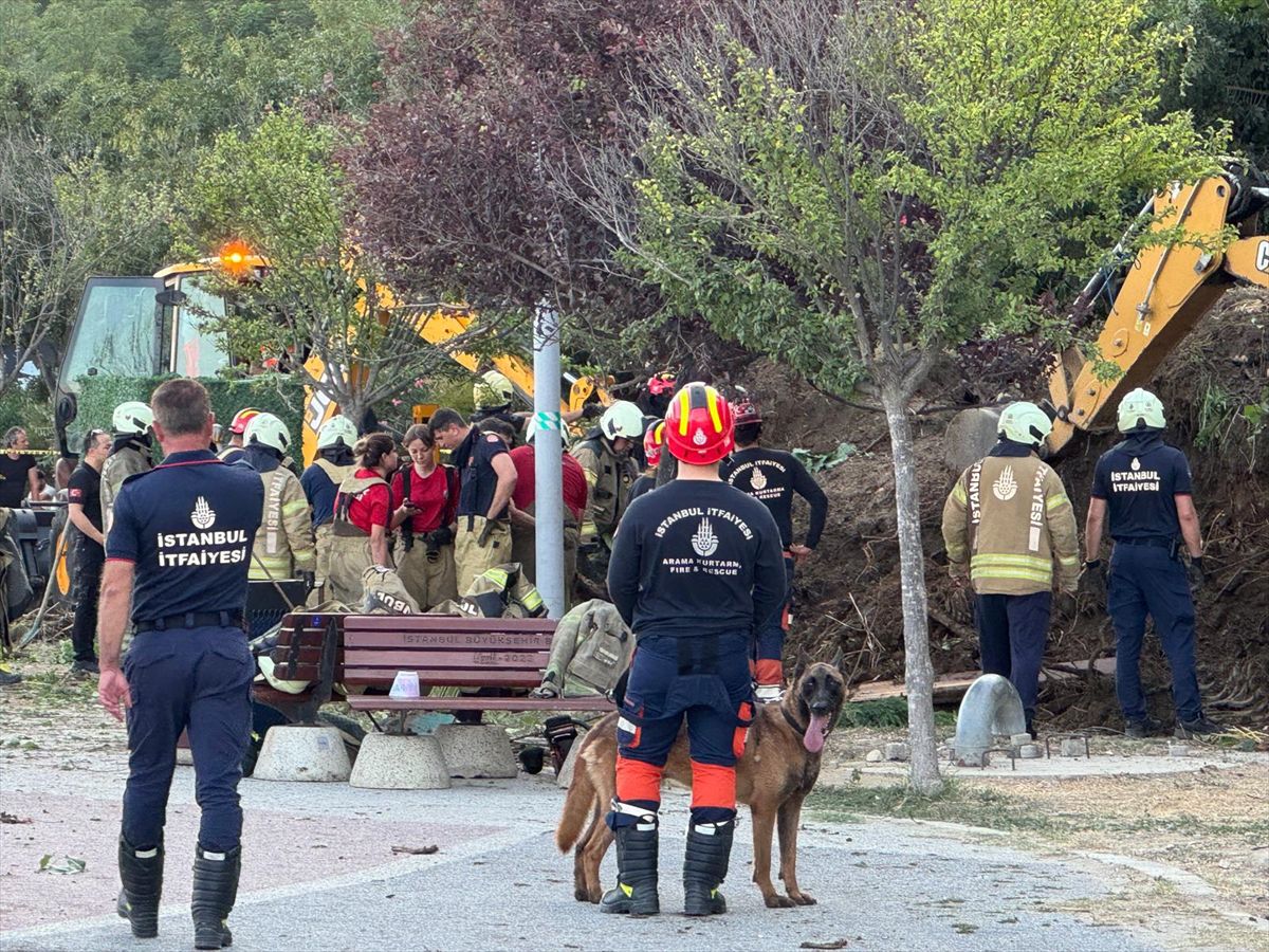 Büyükçekmece'de Toprak Kayması: Ekipler Seferber Oldu