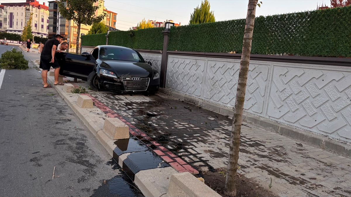 Çorlu'da Kontrolden Çıkan Otomobil Duvara Çarptı: 1 Hafif Yaralı